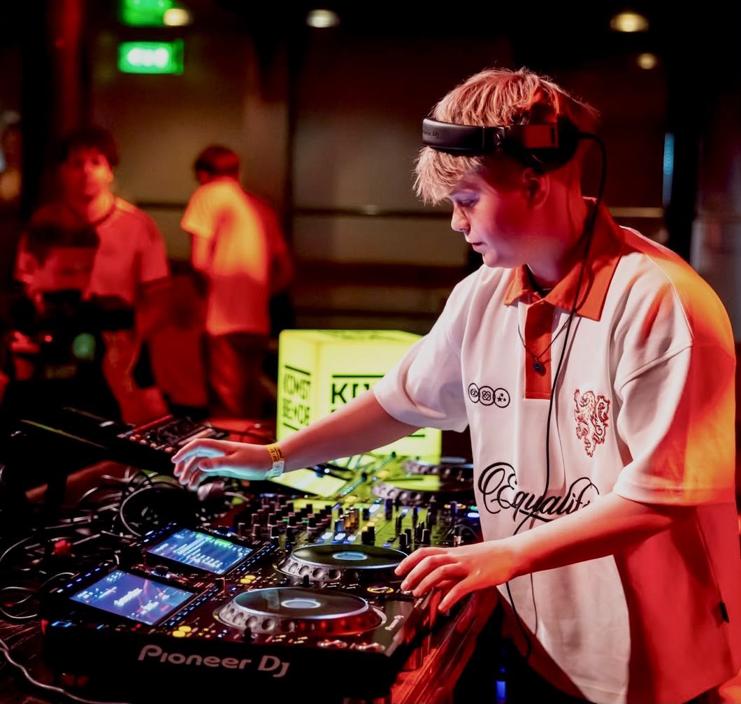 DjDjary alla console