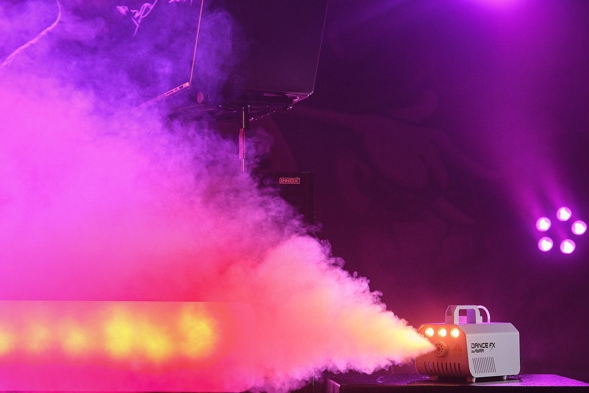 Macchina del fumo Ayra DanceFX F500L con una nuvola di fumo rosa